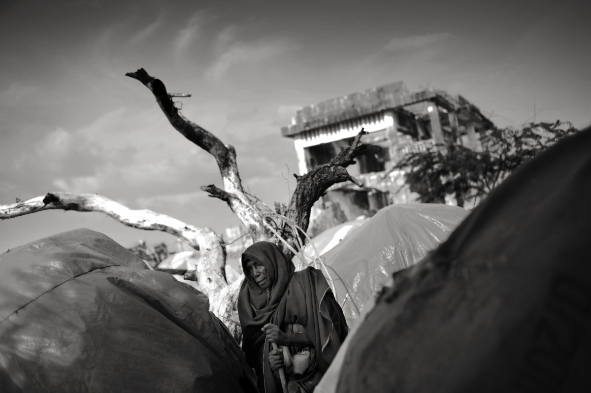 Eine ältere Frau beobachtet das Treiben im Badbado Flüchtlingslager am Stadtrand von Mogadischu. Eine ältere Frau beobachtet das Treiben im Badbado Flüchtlingslager am Stadtrand von Mogadischu.