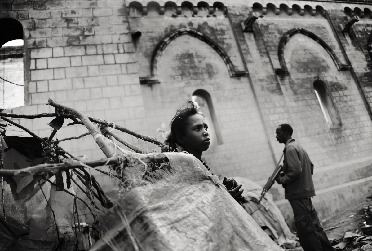Mädchen in Zelt vor zerstörter Kirche. Mädchen in Zelt vor zerstörter Kirche.
