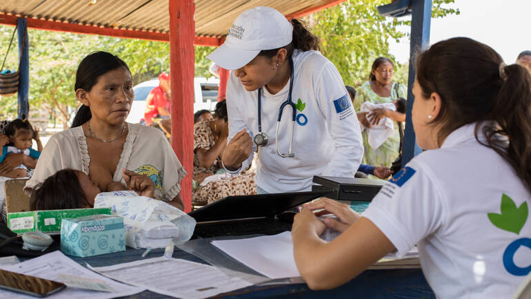 In Kolumbien leisten unsere Mitarbeiter*innen wichtige Stillberatung. Eine Mutter aus Kolumbien stillt ihr Kind während der Stillberatung mit Mitarbeiterinnen von Aktion gegen den Hunger.