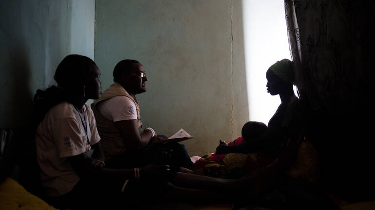 Ein Arzt und eine Krankenschwester erzählen einer jungen Mutter mit Baby im Schoß mehr über die Vorteile des Stillens. Ein Arzt und eine Krankenschwester erzählen einer jungen Mutter mit Baby im Schoß mehr über die Vorteile des Stillens.