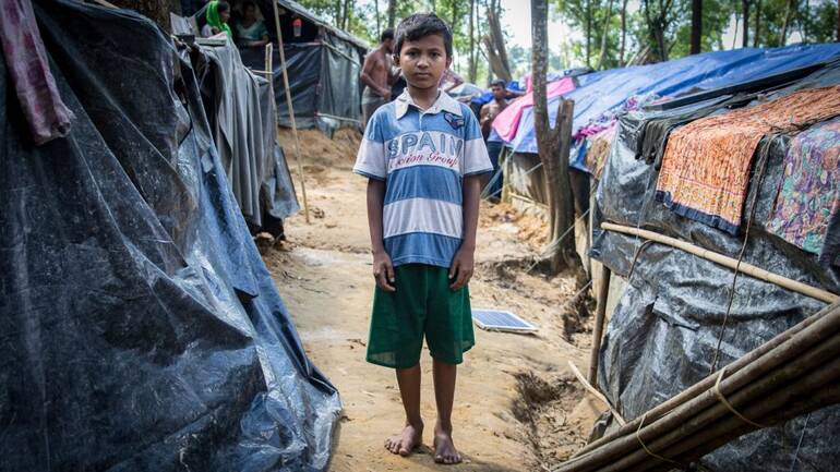 Foyaz zwischen den Zelten des Flüchtlingslagers Foyaz zwischen den Zelten des Flüchtlingslagers