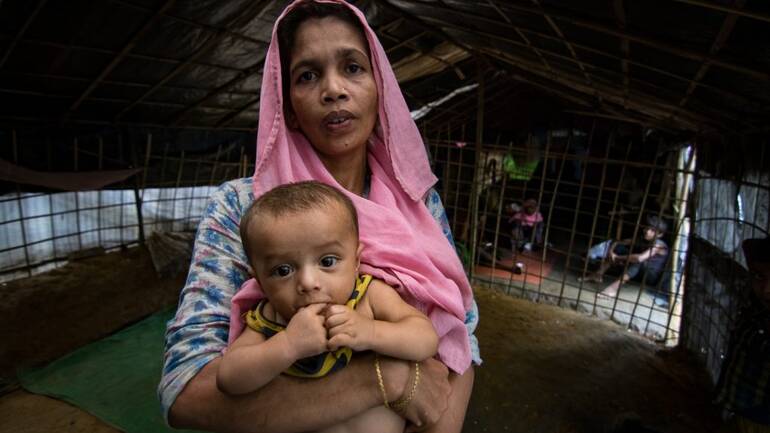 Sokina hält ihr Kind in den Armen Sokina hält ihr Kind in den Armen