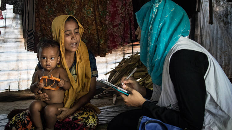 Tayaba im Gespräch mit einer Helferin von Aktion gegen den Hunger Tayaba im Gespräch mit einer Helferin von Aktion gegen den Hunger