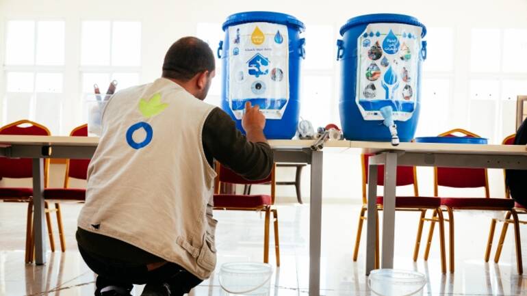 Ein Mitarbeiter von Aktion gegen den Hunger bereitet Hygieneschulung vor.