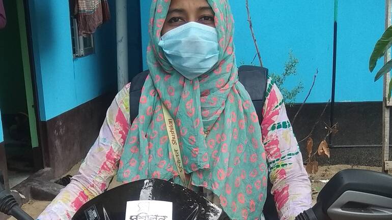 Gemeindehelferin Abeda Sultana Liza auf ihrem Motorrad Gemeindehelferin Abeda Sultana Liza auf ihrem Motorrad