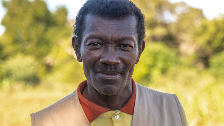 Pierre ist Experte für Ernährung, Gesundheit und Hygiene Pierre Adolphe Michel ist Experte für Ernährung, Gesundheit und Hygiene und trägt eine Weste mit Logo von Action contre la faim