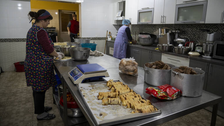 Frauen kochen in einer großen Küche frisches Essen Frauen kochen in einer großen Küche frisches Essen