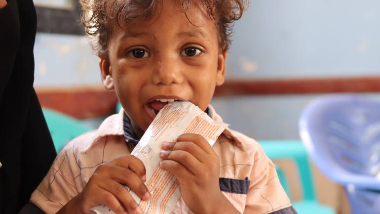 Der kleine Watheek ist mithilfe von Erdnusspaste wieder zu Kräften gekommen Der kleine Watheek ist mithilfe von Erdnusspaste wieder zu Kräften gekommen