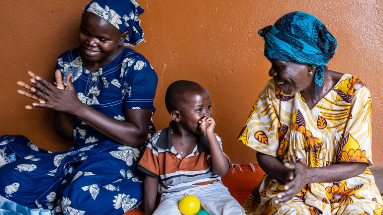 Die gemeinsamen Therapiestunden helfen Kindern wie Dieubéni, spielerisch zu lernen und die Verbindung zur Familie zu stärken. 