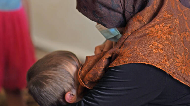 Dana und ihre Tochter Nagham (11 Monate) beim Stillen auf einer der Informationsveranstaltungen über Gesundheit und Ernährung in der Sammelunterkunft im Südlibanon. Dana und ihre Tochter Nagham (11 Monate) beim Stillen auf einer der Informationsveranstaltungen über Gesundheit und Ernährung in der Sammelunterkunft im Südlibanon.