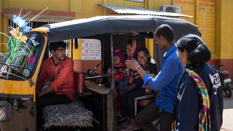 Bhumikas Familie sitzt im Tuktuk, das sie nach erfolgreichem Klinikaufenthalt wieder nach Hause bringt. Bhumikas Familie sitzt im Tuktuk, das sie nach erfolgreichem Klinikaufenthalt wieder nach Hause bringt.