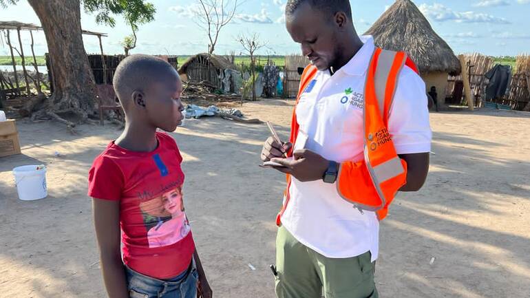 Die zwölfjährige Nyadat registriert sich bei einem Mitarbeiter von Aktion gegen den Hunger für das Bargeldhilfe-Programm. Die zwölfjährige Nyadat registriert sich bei einem Mitarbeiter von Aktion gegen den Hunger für das Bargeldhilfe-Programm.