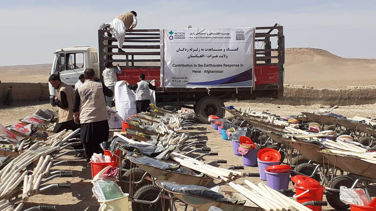 Mitarbeitende von Aktion gegen den Hunger stellen Nothilfepakete mit Küchenutensilien und Werkzeug zusammen: Schubkarren und Co. sollen Familien beim Wiederaufbau helfen. Mitarbeitende von Aktion gegen den Hunger stellen Nothilfepakete mit Küchenutensilien und Werkzeug zusammen: Schubkarren und Co. sollen Familien beim Wiederaufbau helfen.