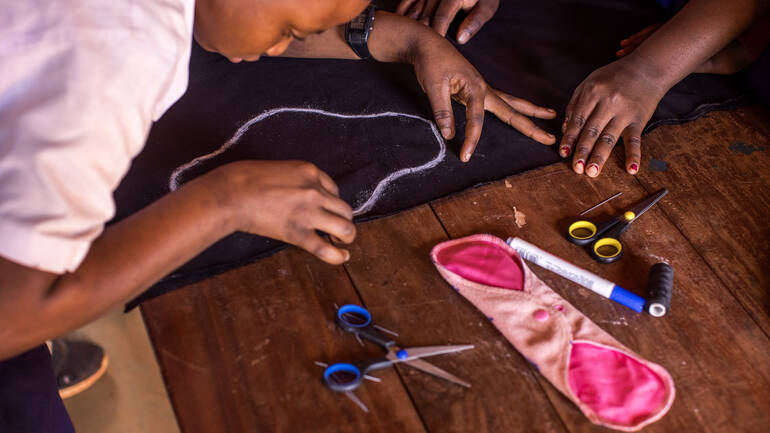 Schüler und Schülerinnrn stellen wiederverwendbare Damenbinden her. Schüler und Schülerinnrn stellen wiederverwendbare Damenbinden her.