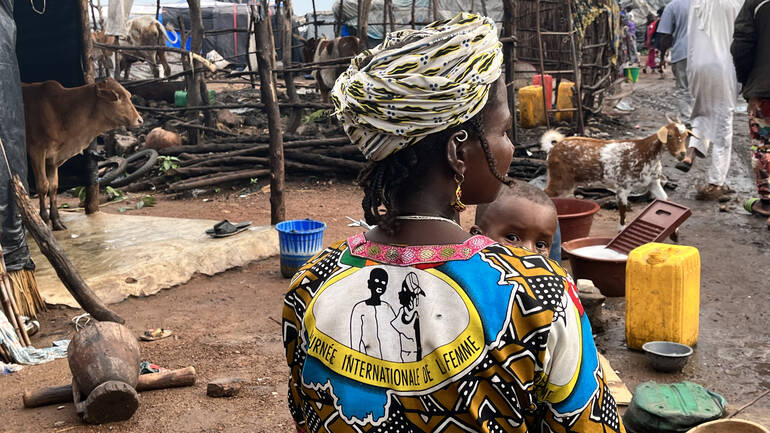 Eine Frau mit Kind in einem Geflüchtetenlager in Mali.