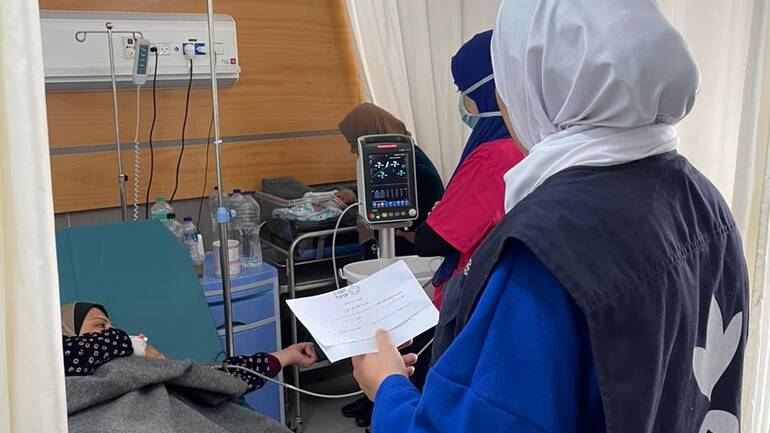 Mitarbeiterinnen von Aktion gegen den Hunger bei der Visite einer Frau im Krankenhaus in Gaza.