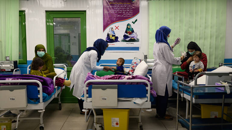 Ein Bild aus einer Ernährungsklinik in Kabul, Afghanistan. Mütter, Kinder und Krankenschwestern sind zu sehen. 
