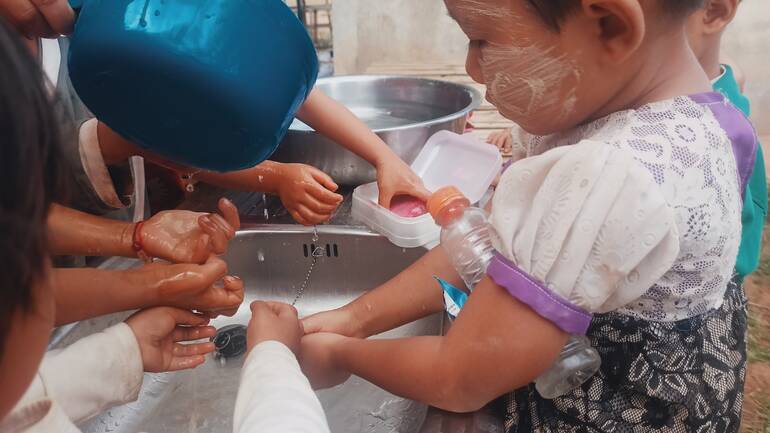 Kinder in Myanmar beim Händewaschen