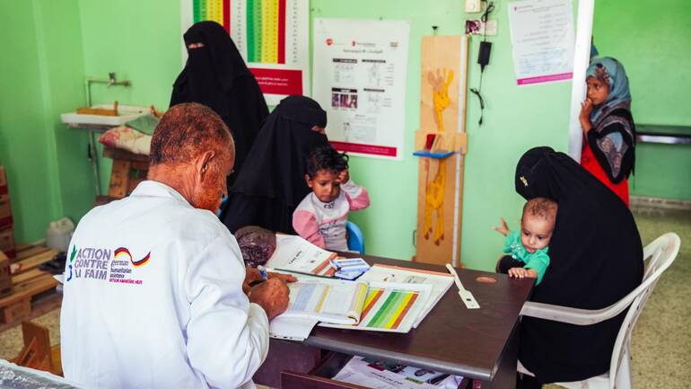 Mütter und ihre Kinder bei einem Arztbesuch in einem Gesundheitszentrum von Aktion gegen den Hunger im Jemen