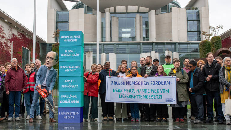 Aktion gegen den Hunger bei der Petitionsübergabe der Petition "Lieferkettengesetz retten!"