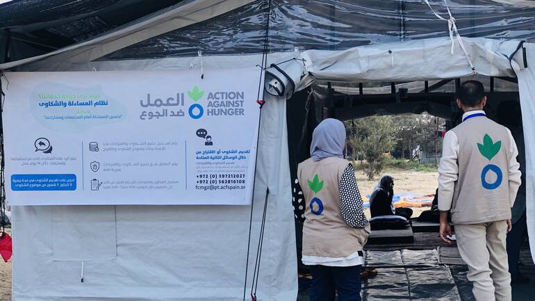 Der Mutter-Kind-freundliche Raum in Gaza mit Mitarbeitenden von Aktion gegen den Hunger im Eingang.
