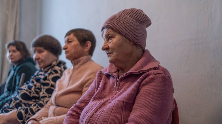 Olha zusammen mit drei anderen Frauen bei einer Gruppensitzung