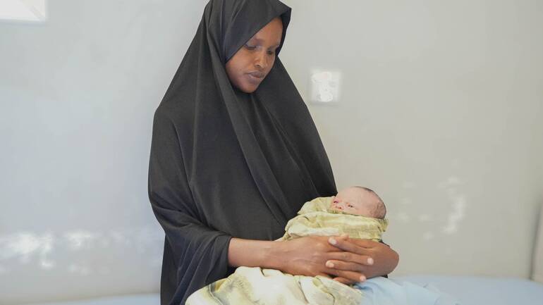 Dahiro Mohamed Omar aus Somalia mit ihrem neugeborenen Baby