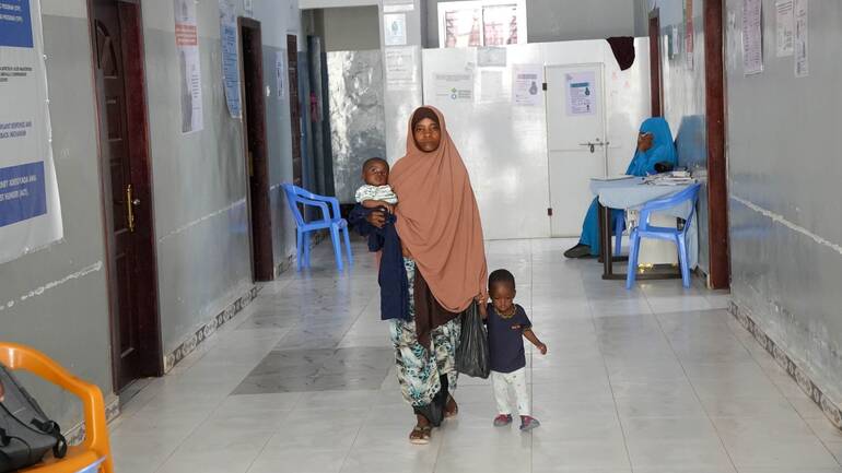 Nafisa mit ihren zwei Kindern im Gang des Makkah-Krankenhauses in Somalia.
