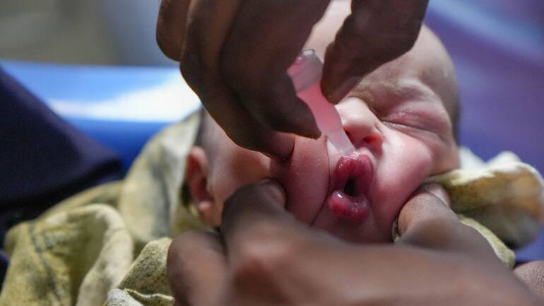 Ein neugeborenes Baby erhält die erste Polio-Impfung