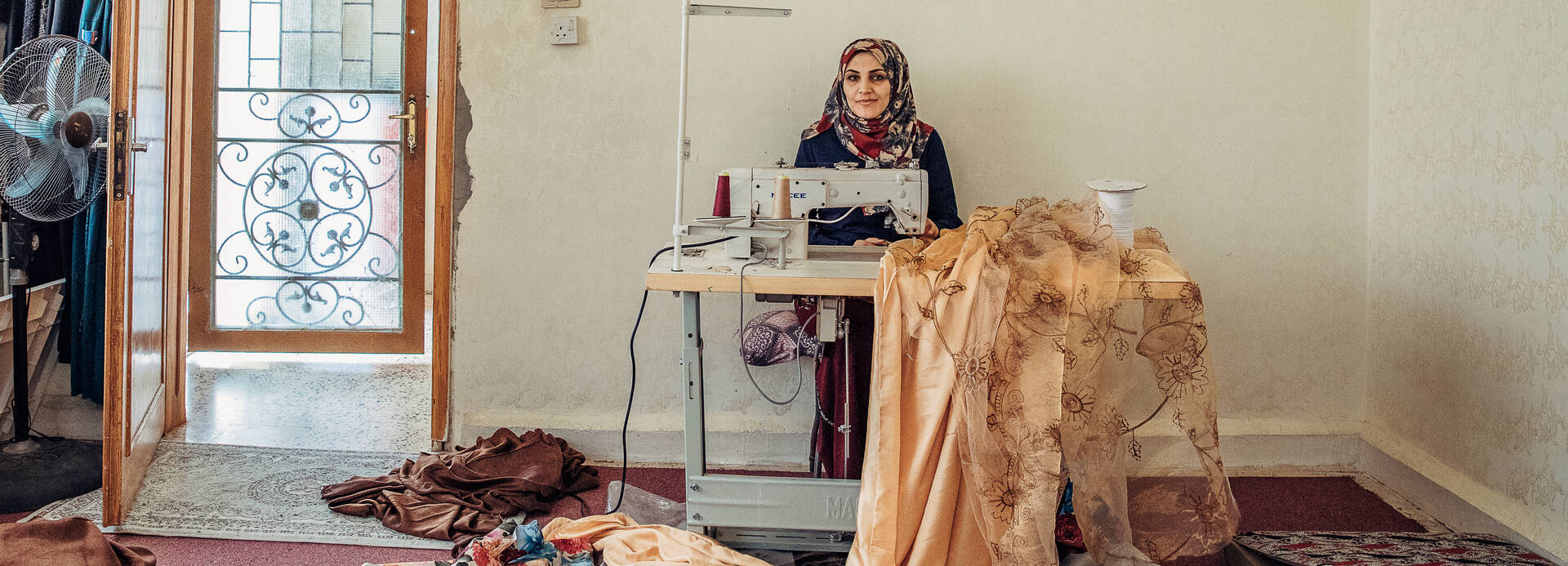 Frau in Jordanien näht.