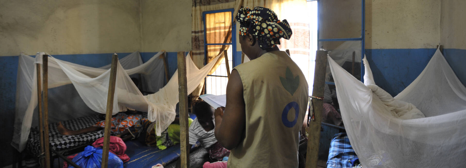 Mitarbeiterin von Aktion gegen den Hunger hilft Zivilbevölkerung in der Sahelzone Mitarbeiterin von Aktion gegen den Hunger hilft Zivilbevölkerung in der Sahelzone