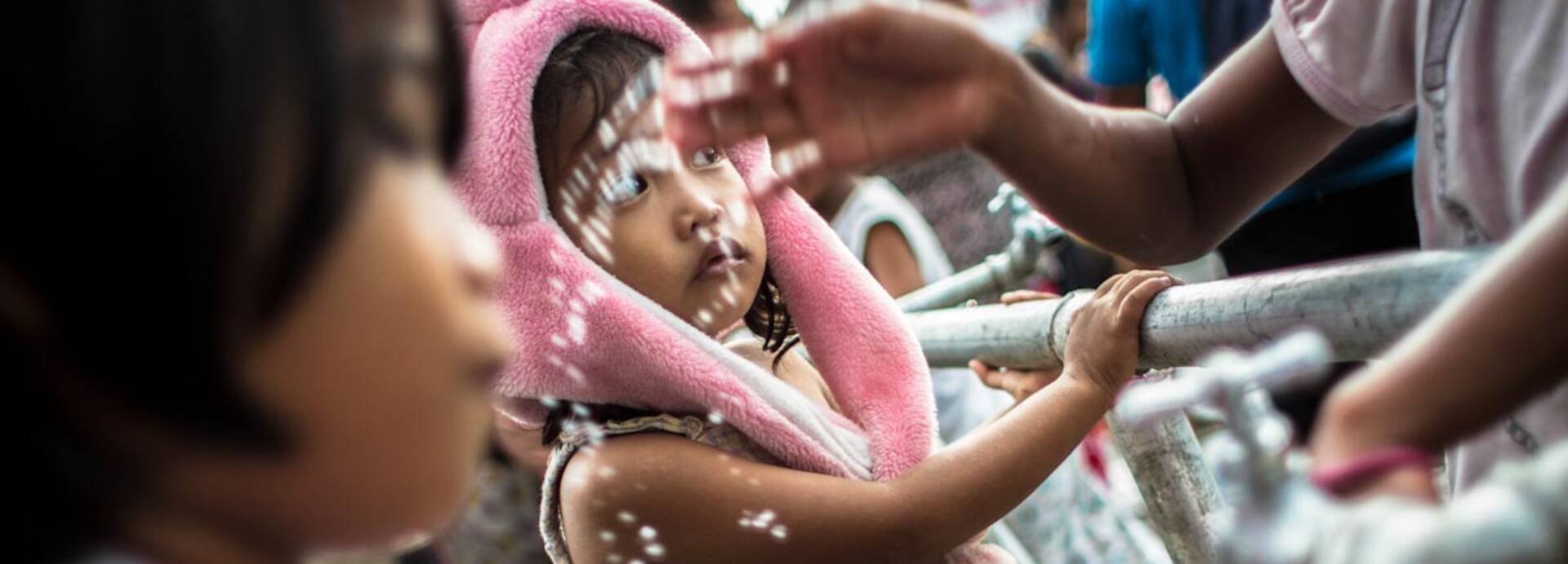 Kinder waschen sich die Hände. Kinder waschen sich die Hände.