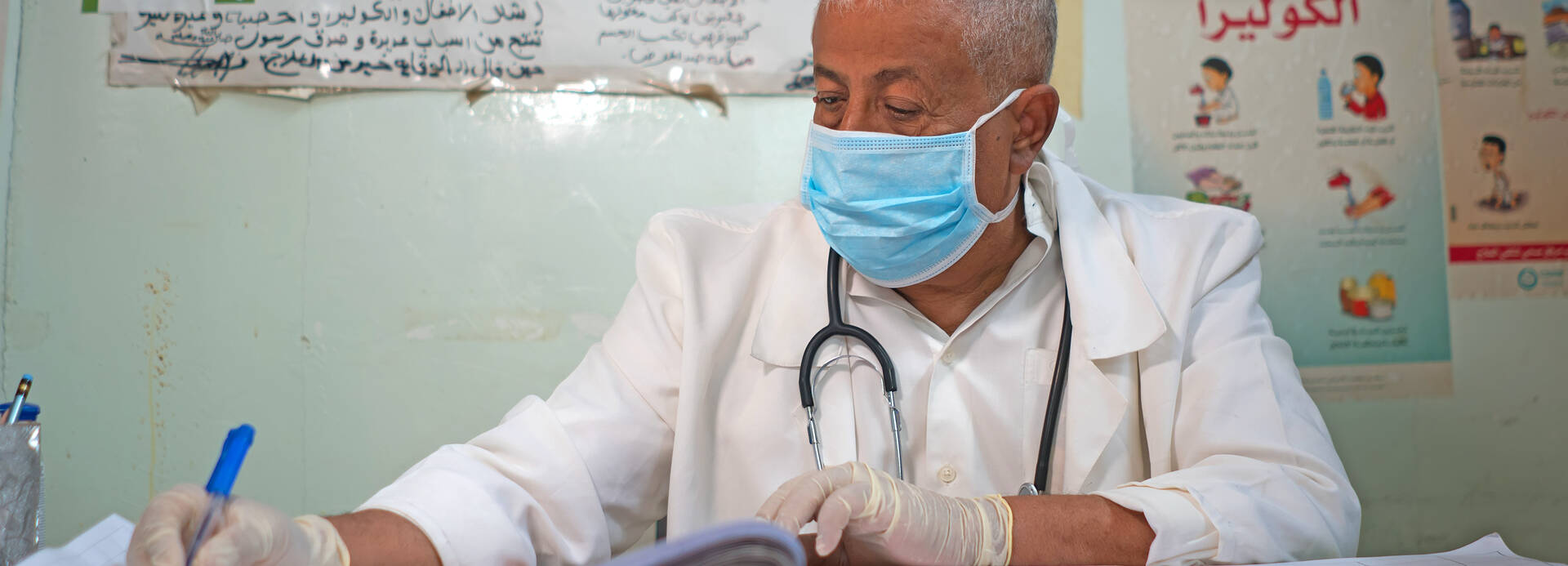 dr_abdullah_schreibt Dr. Abdullah schreibt in ein Buch.