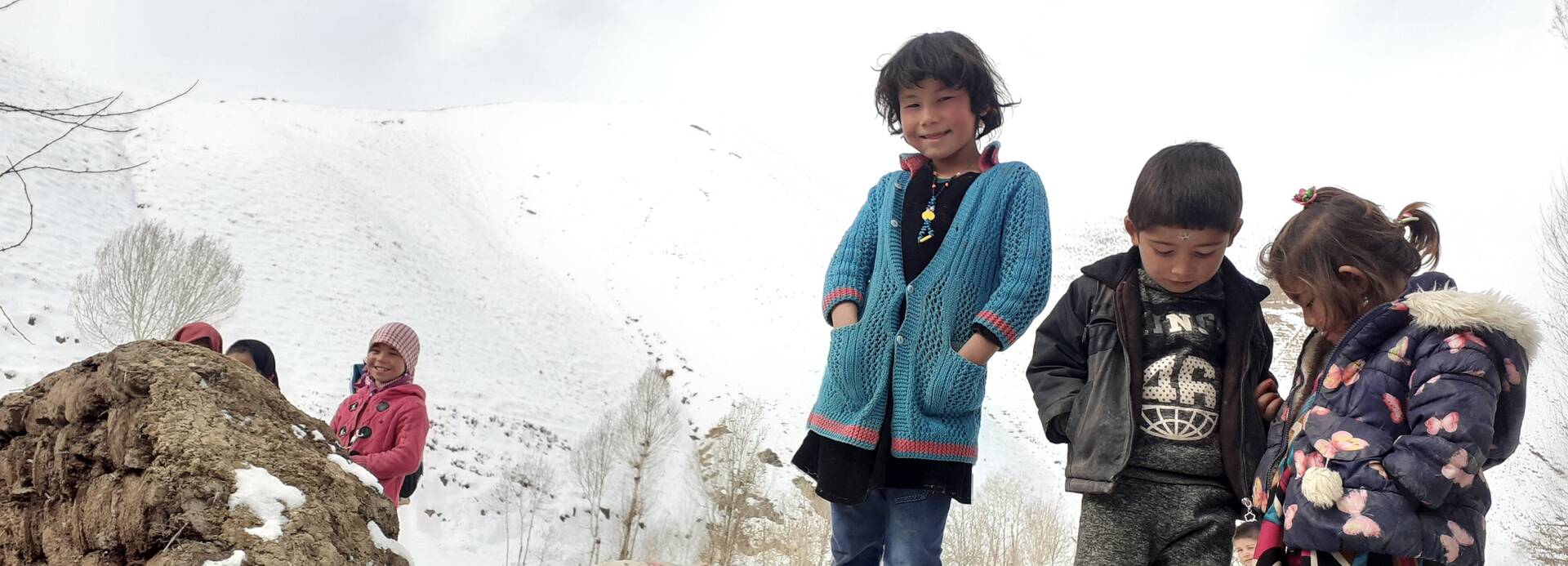 afghanistan_kinder_auf_hügel Kinder stehen auf einem schneebedecktem Hügel