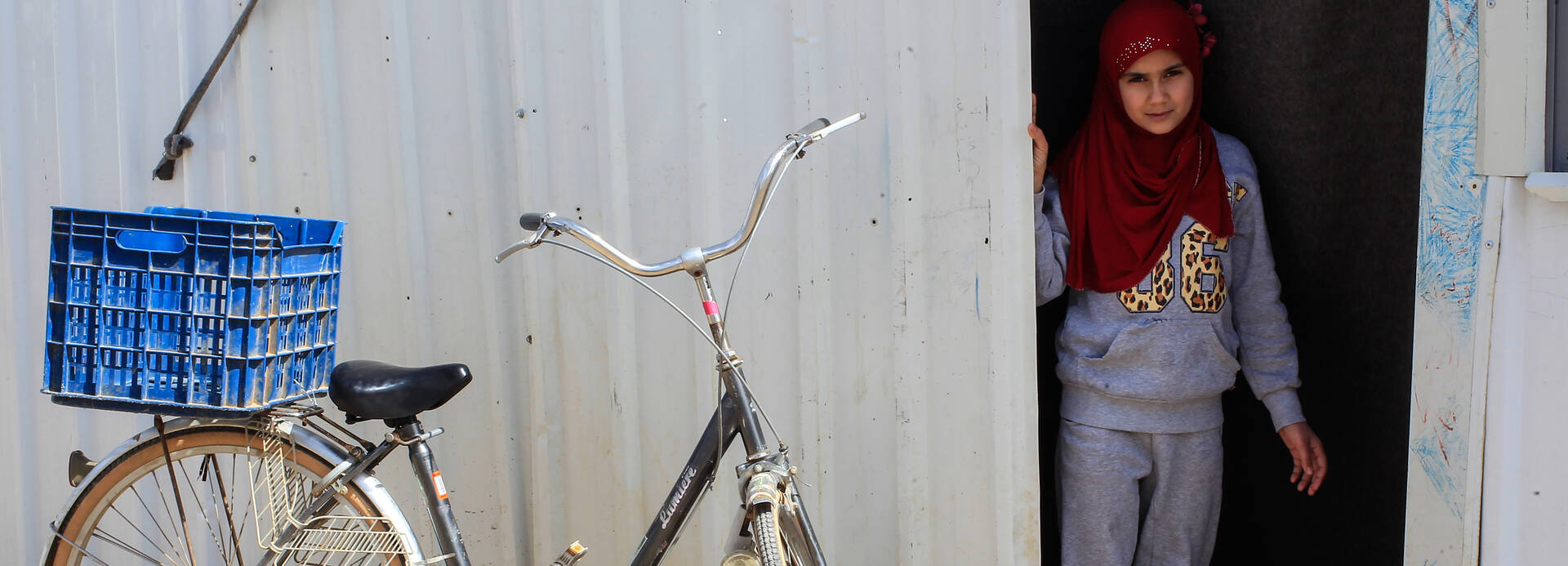 Mädchen im Türrahmen Mädchen im Türrahmen