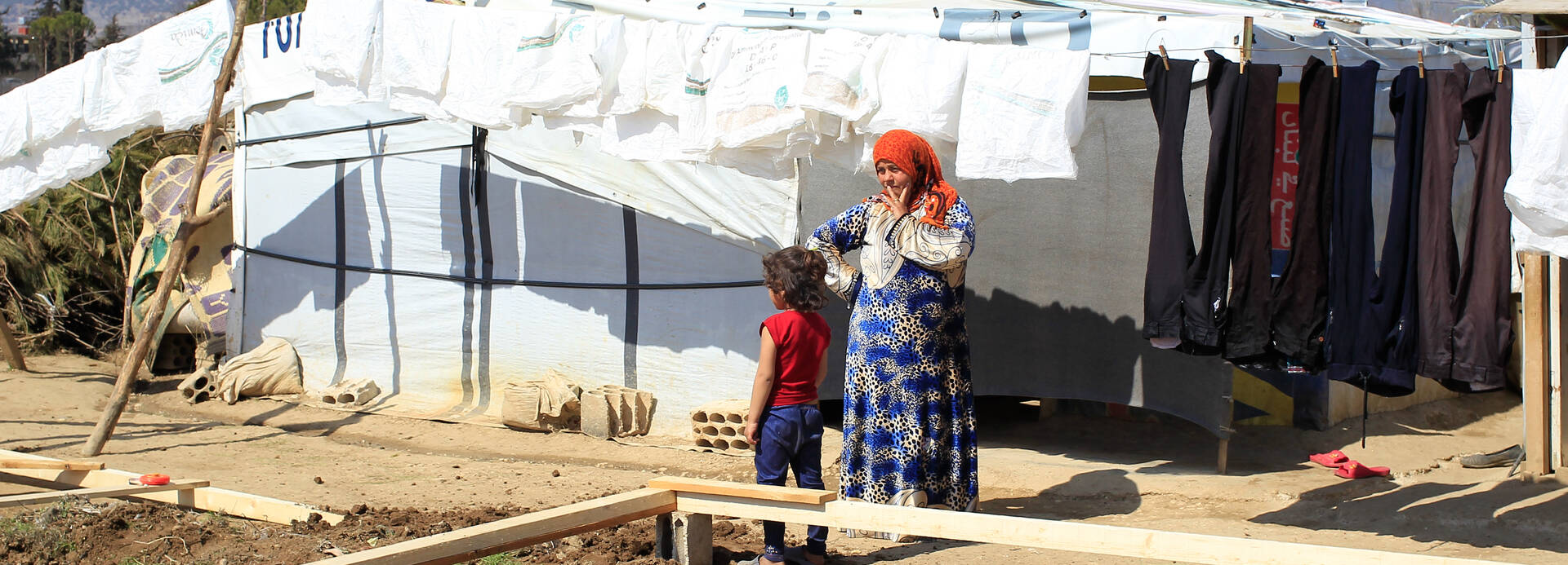 Frau steht zwischen zwei Zelten Frau steht zwischen zwei Zelten