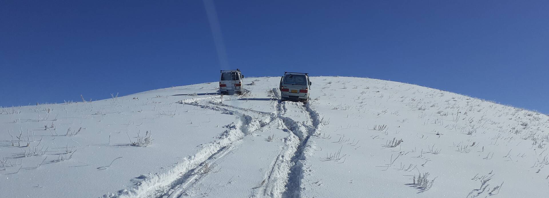 Zwei Jeeps auf dem Hang Zwei Jeeps auf dem Hang