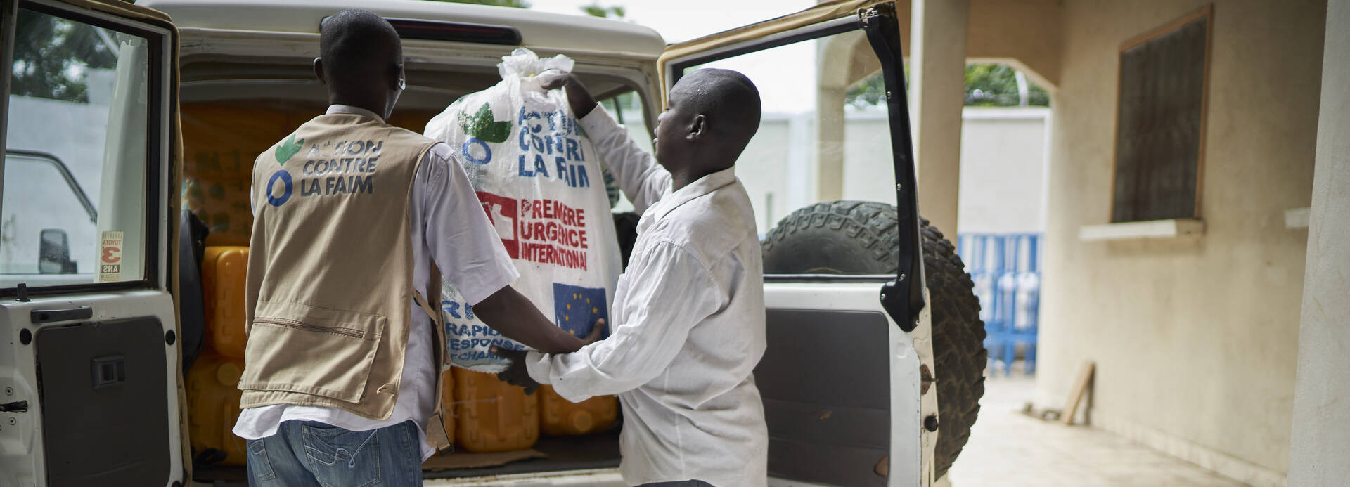 Mitarbeitenden von Aktion gegen den Hunger packen Hilfspakete ins Auto Mitarbeitenden von Aktion gegen den Hunger packen Hilfspakete ins Auto
