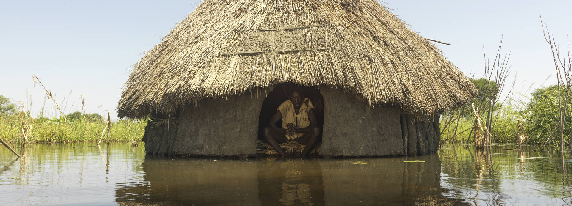 Mann im Südsudan in seinem Haus während einer Überschwemmung Mann im Südsudan in seinem Haus während einer Überschwemmung