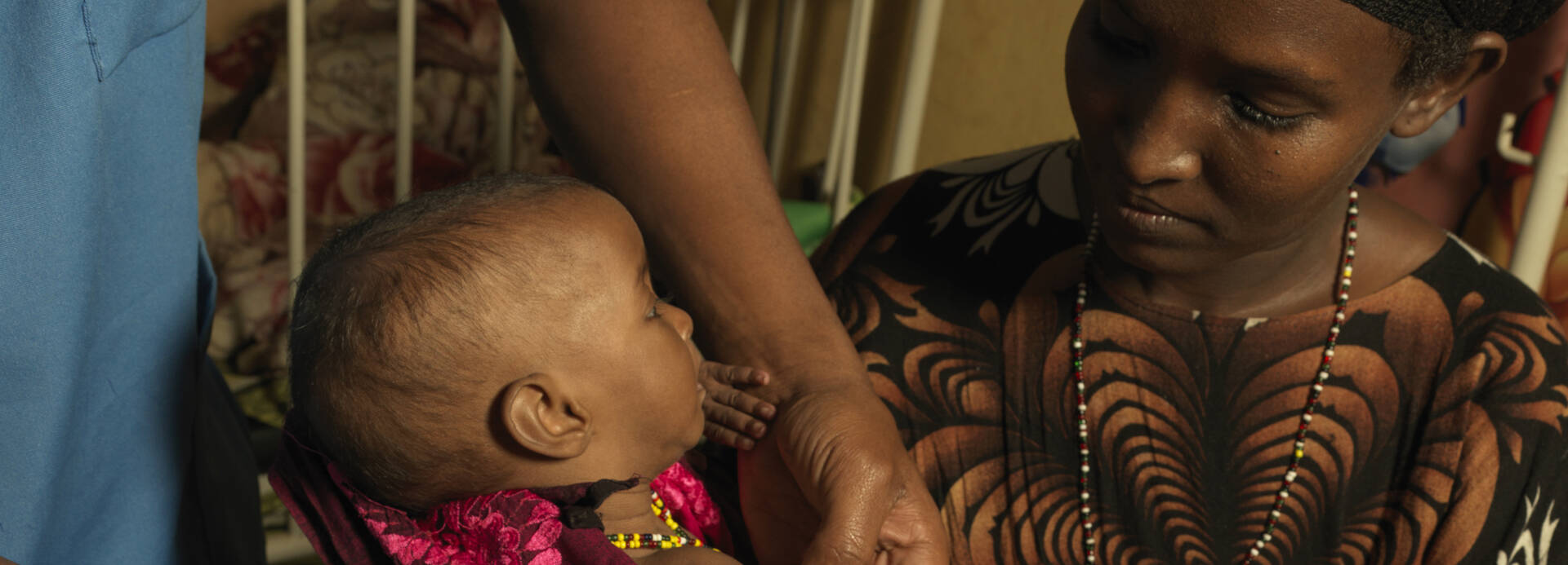 Baby auf dem Arm der Mutter