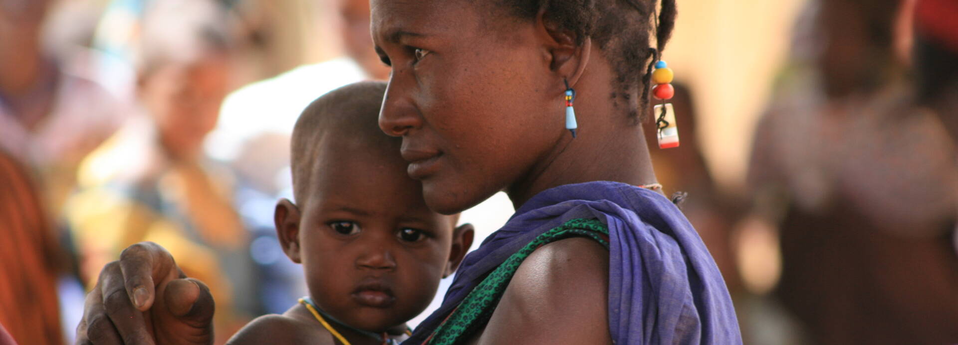 Frau mit Kind auf dem Arm Frau mit Kind auf dem Arm