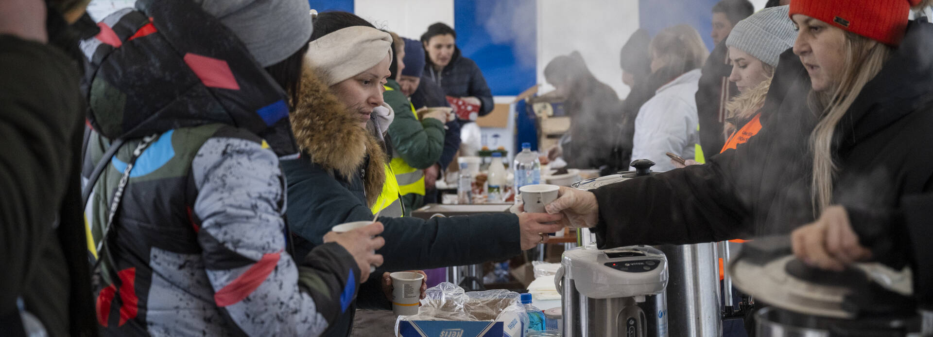 Ausgabe von heißem Tee an Geflüchtete Ausgabe von heißem Tee an Geflüchtete