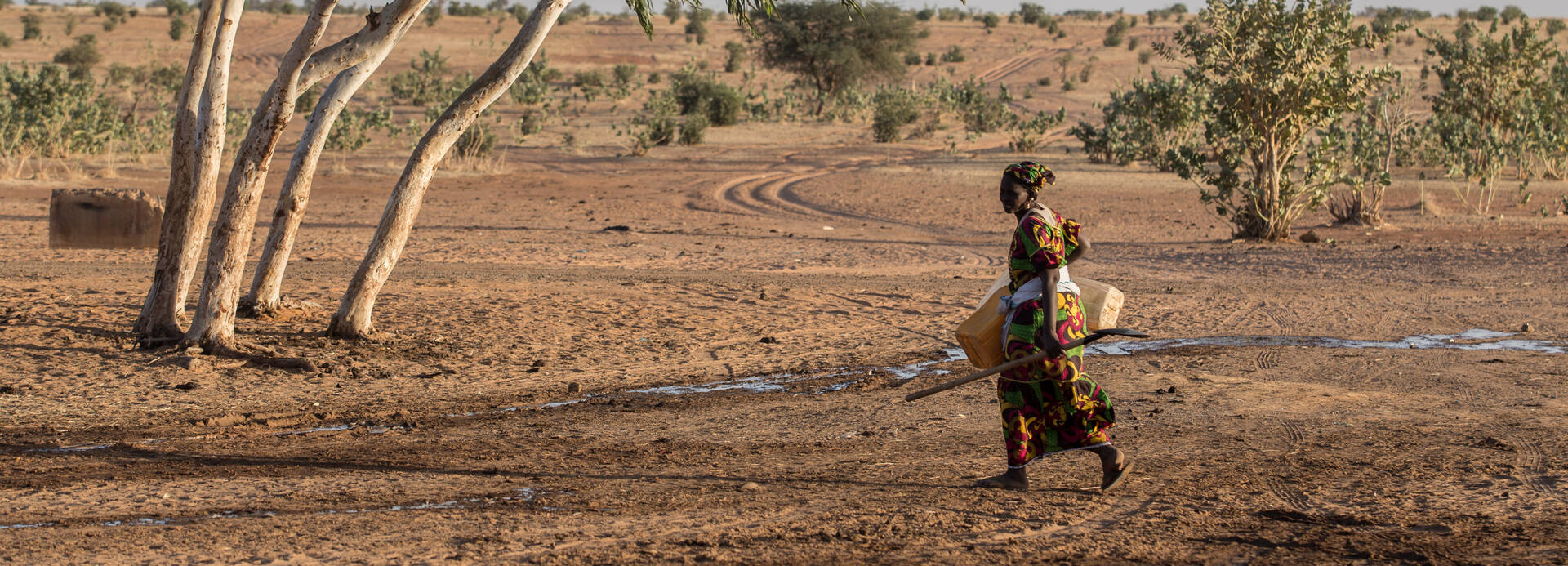 Frau läuft in der Wüste Frau läuft in der Wüste