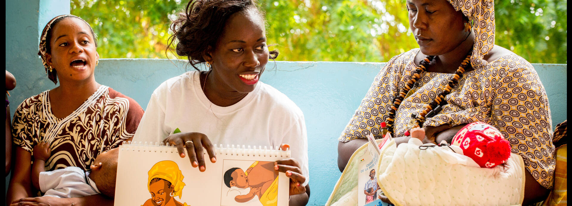 Stillberatung von Aktion gegen den Hunger: Eine Mitarbeiterin zeigt stillenden Müttern, wie sie ihre Babys am besten mit Muttermilch versorgen. Stillberatung von Aktion gegen den Hunger: Eine Mitarbeiterin zeigt stillenden Müttern, wie sie ihre Babys am besten mit Muttermilch versorgen.