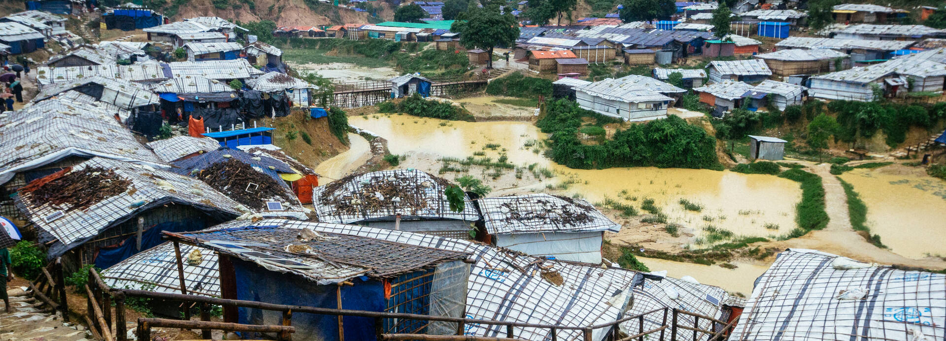 Ein großer Teil des Rohingya-Geflüchtetenlagers in Cox's Bazaar ist nach Zyklon Mocha überflutet und zerstört. Ein großer Teil des Rohingya-Geflüchtetenlagers in Cox's Bazaar ist nach Zyklon Mocha überflutet und zerstört.