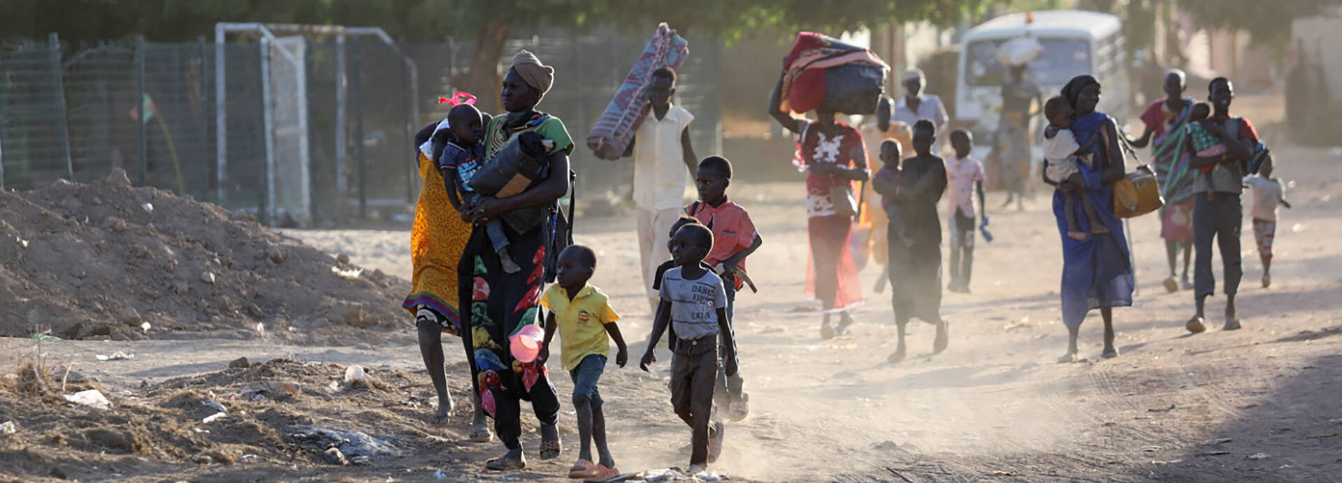 Kinder und Familien fliehen inmitten der Kämpfe in Khartum, Sudan, aus ihren Stadtvierteln.