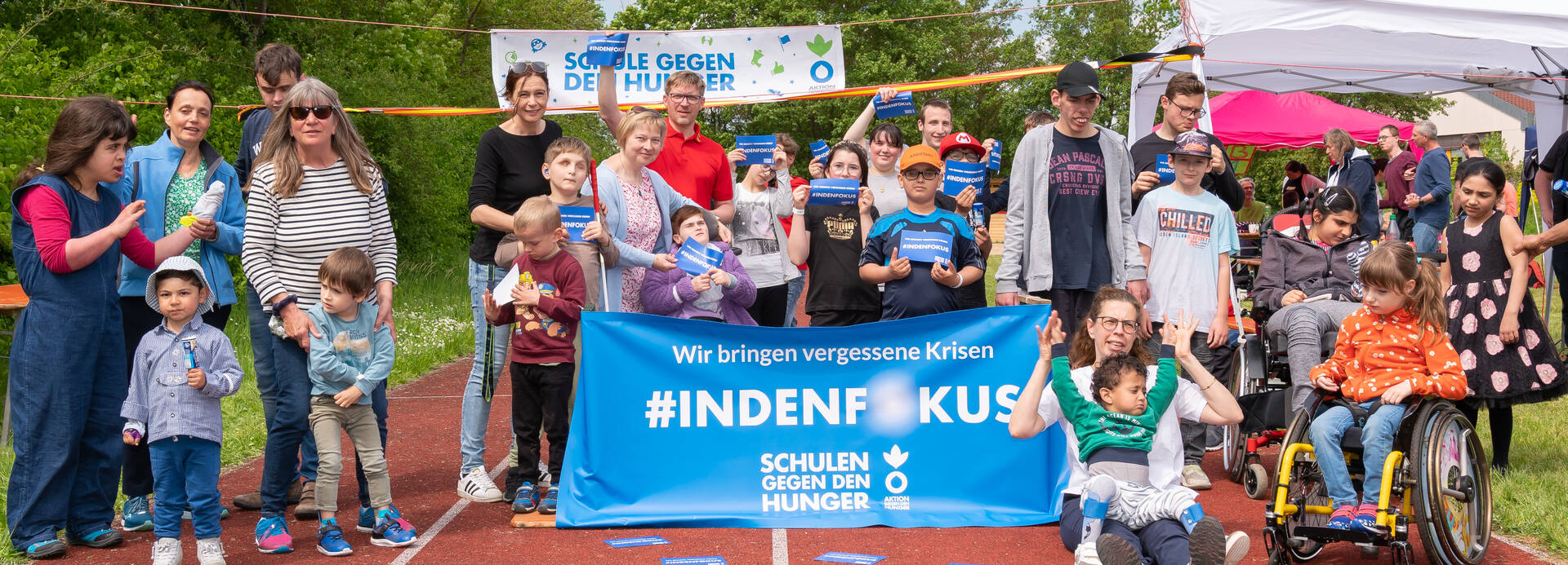 Schüler*innen und Lehrer*innen der Graf-zu-Bentheim-Schule beim Lauf der Schulen gegen den Hunger Schüler*innen und Lehrer*innen der Graf-zu-Bentheim-Schule beim Lauf der Schulen gegen den Hunger