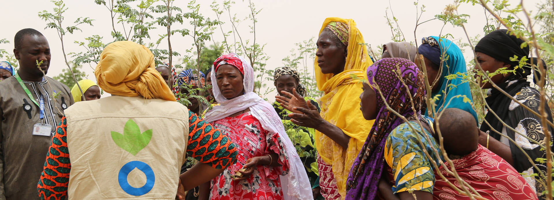 Frauen aus dem Niger sprechen mit zwei Mitarbeitenden von Aktion gegen den Hunger. Wir nehmen unsere Arbeit wieder vollständig auf. Frauen aus dem Niger sprechen mit zwei Mitarbeitenden von Aktion gegen den Hunger.