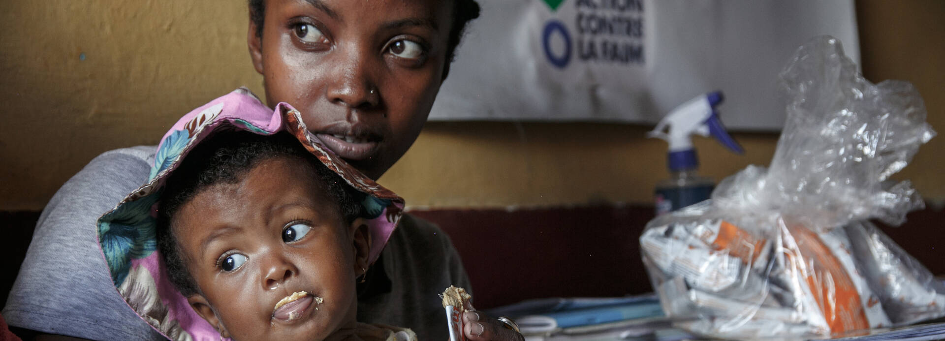 Wirbelstürme zerstören Ernten und zwingen Menschen zu hungern. Mendrika Tissias Tochter Cecilia bekommt ein Nahrungsergänzungsmittel, um wieder zu Kräften zu kommen Wirbelstürme zerstören Ernten und zwingen Menschen zu hungern. Mendrika Tissias Tochter Cecilia bekommt ein Nahrungsergänzungsmittel, um wieder zu Kräften zu kommen