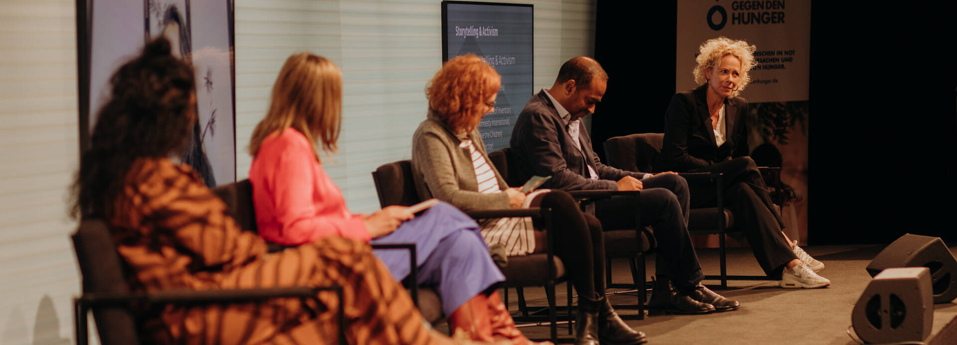 Gäste bei einem Talk auf dem Human Rights Film Festival Berlin, ganz hinten Katja Riemann. Gäste bei einem Talk auf dem Human Rights Film Festival Berlin, ganz hinten Katja Riemann.